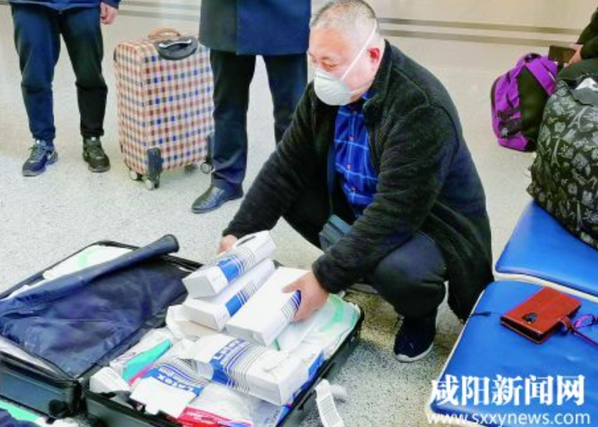  'Shaanxi Good Man ' Chen Jun （Sam） osti yli 1000 naamaria ulkomaille ja lahjoitti ne kotikaupunkiinsa